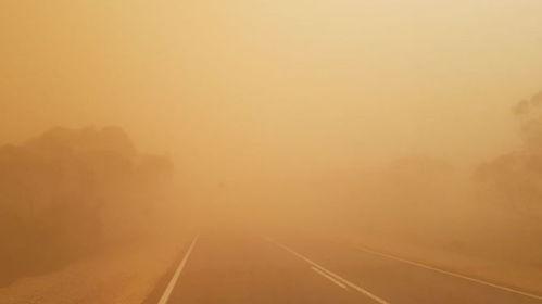 沙尘暴的图片,天空变黄，大地笼罩尘埃